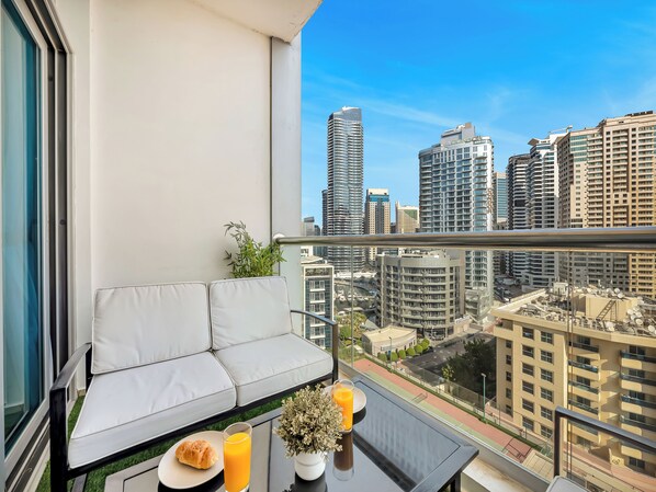Property grounds - Spacious High Floor Apartment Dubai Marina (Dubai)