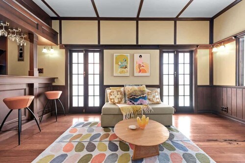 A Colourful Life! 4Bed/2.5Bath/1Car ~ Queenslander