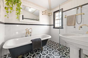 Douche, sèche-cheveux, serviettes fournies, shampoing