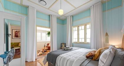 A Colourful Life! 4Bed/2.5Bath/1Car ~ Queenslander