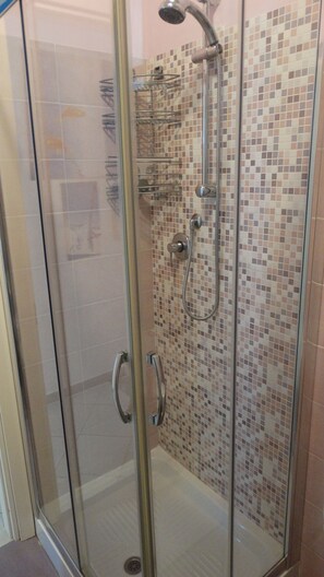 Douche, sèche-cheveux, bidet, papier toilette