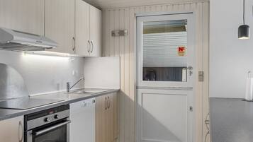 Kühlschrank, Mikrowelle, Geschirrspüler, Kochgeschirr/Geschirr/Besteck