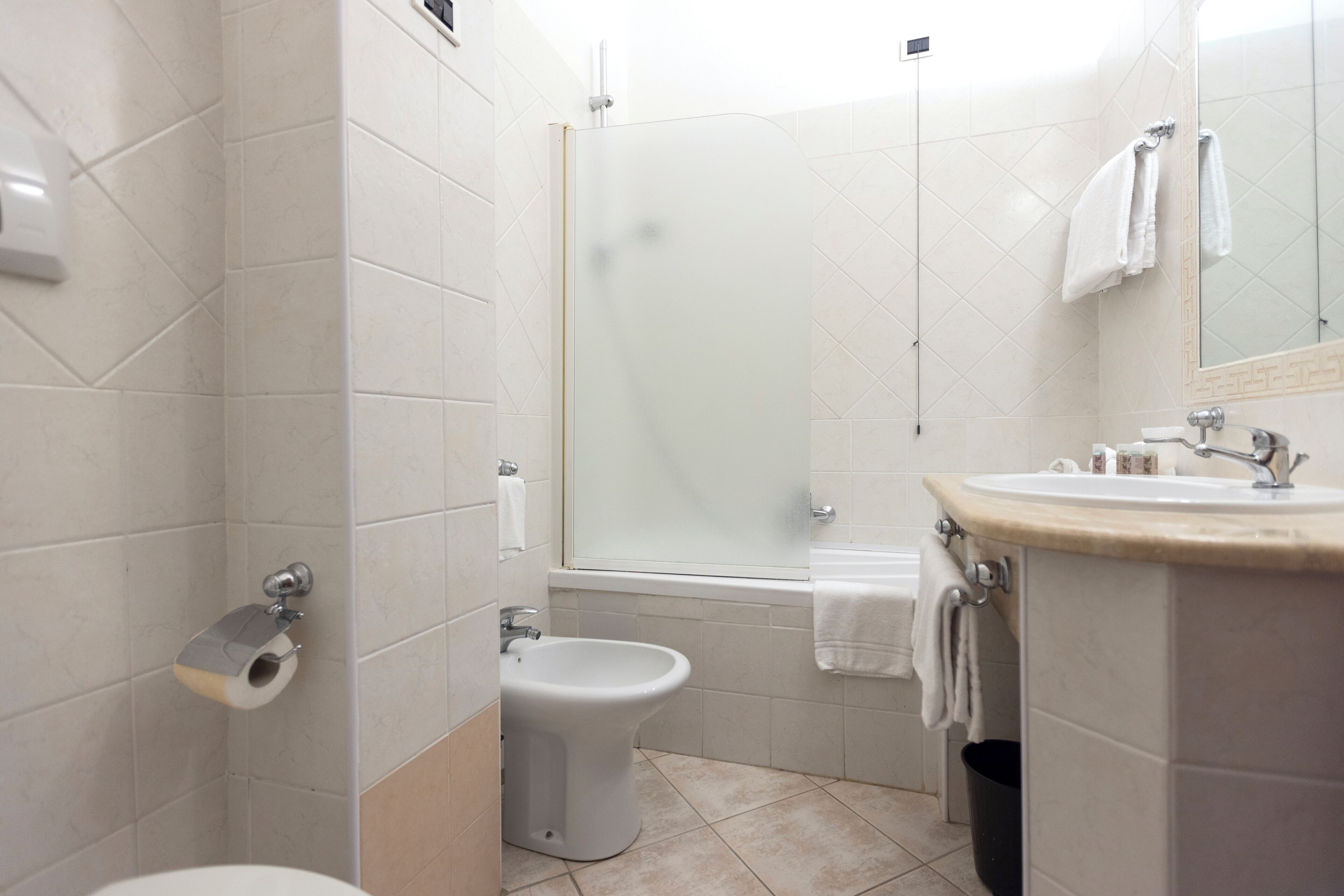 Buồng tắm vòi sen, vòi sen phun mưa, máy sấy tóc, chậu vệ sinh/vòi rửa 