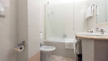 Buồng tắm vòi sen, vòi sen phun mưa, máy sấy tóc, chậu vệ sinh/vòi rửa