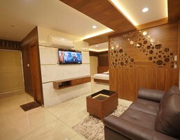 Deluxe Double Room, City View | Living area