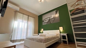 1 dormitorio, tabla de planchar con plancha, wifi y ropa de cama