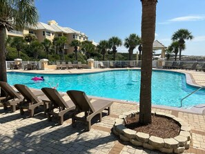 Una piscina techada, una piscina al aire libre