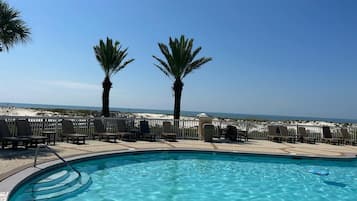 Alberca techada y alberca al aire libre