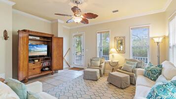 Casa Prestigio, 3 habitaciones, cocina, junto a la alberca | Sala de estar | Smart TV de 50 pulgadas con canales por cable