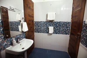 Douche, sèche-cheveux, serviettes fournies, savon