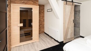 Ein modernes Schlafzimmer mit einem Holzschrank, einer Schiebetür und einer Heizung.