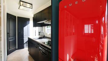 Een koelkast, een vaatwasser, een koffiezetapparaat/waterkoker