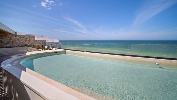 Une piscine avec vue sur l’océan.