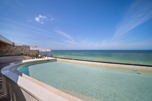 Una piscina con vistas al océano.