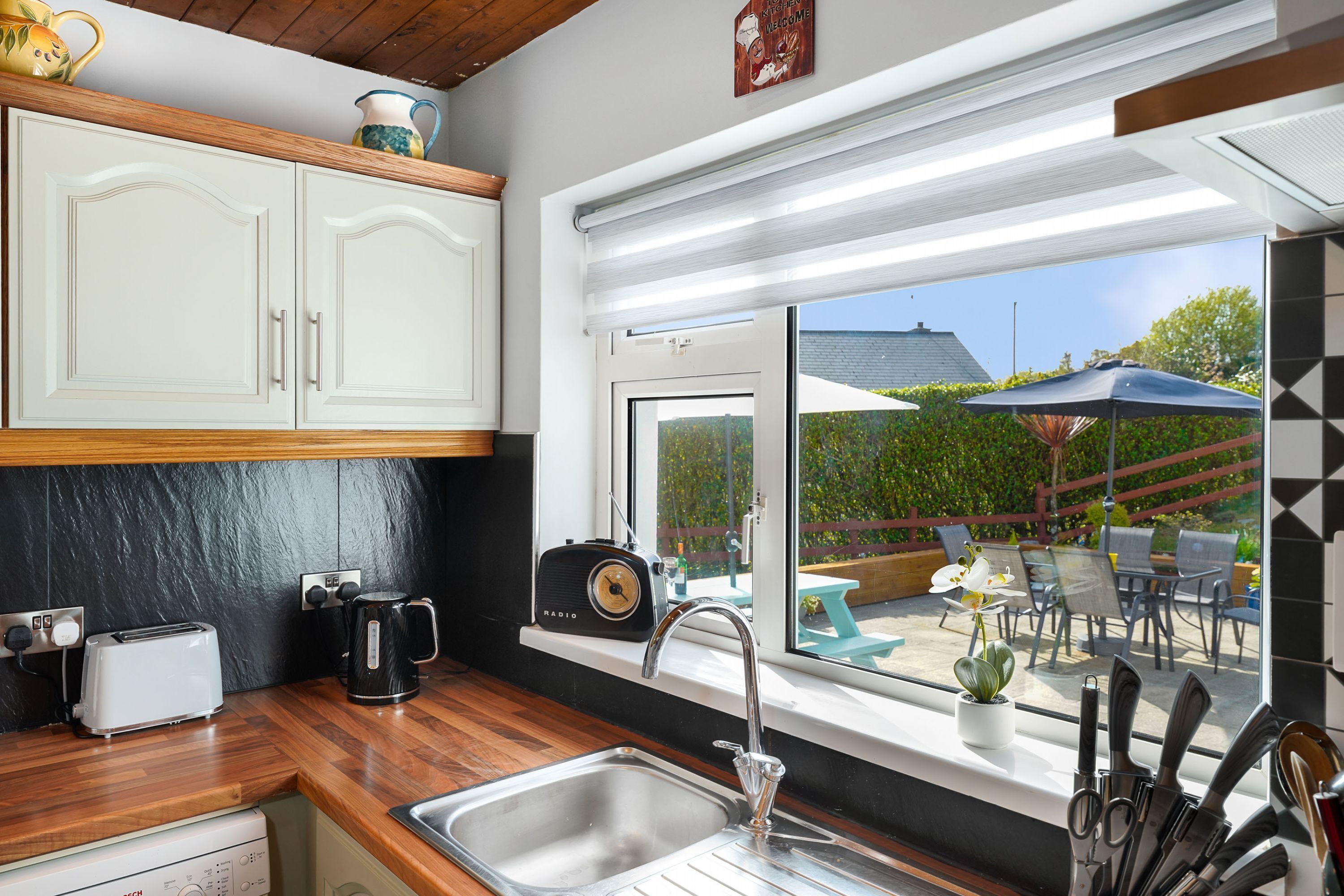 Een koelkast, een microgolfoven, een oven, een vaatwasser