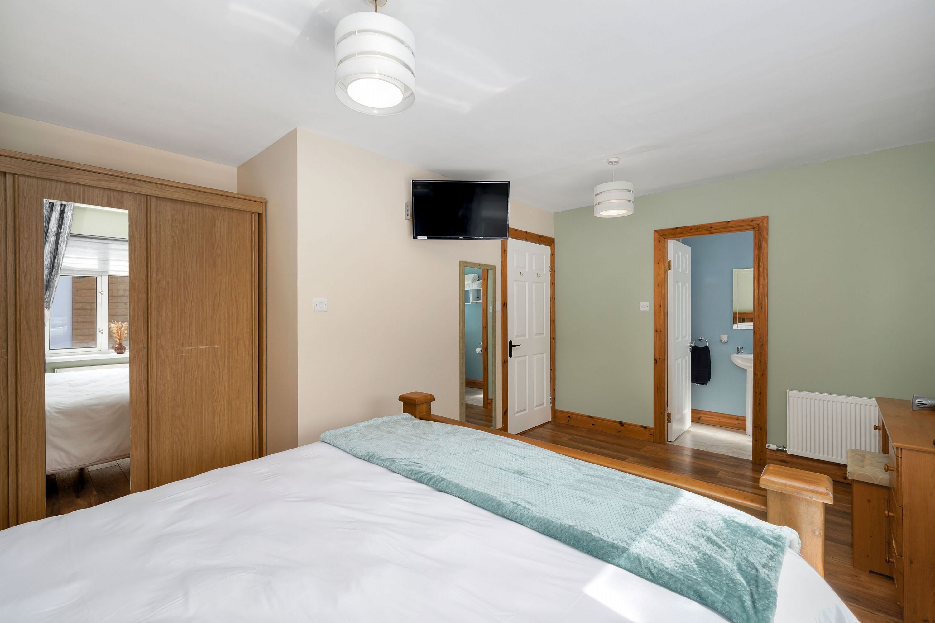 3 slaapkamers, een strijkplank/strijkijzer, wifi, beddengoed