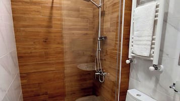 Dusche, Haartrockner, Hausschuhe, Handtücher