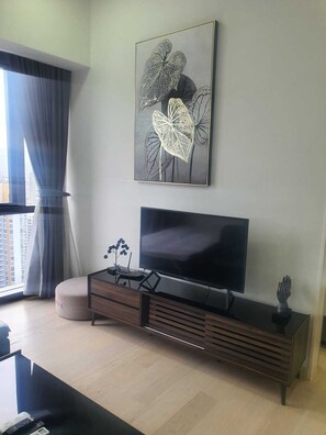 Cobertura superluxo, vista para a cidade | Área de estar | TV de tela plana