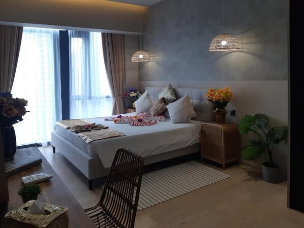 Luxury Penthouse, City View | Bathroom | Free toiletries, hair dryer, bidet, towels