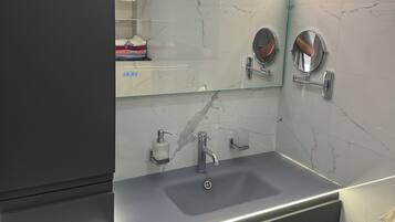 Dusche, Haartrockner, Handtücher, Seife