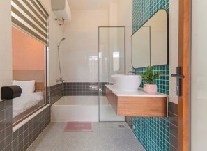 Bañera, secador de pelo, toallas, jabón