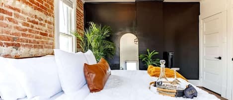 2 sovrum, värdeförvaringsskåp på rummet och skrivbord