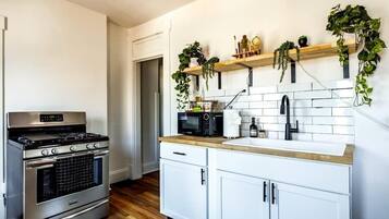 Een koelkast, een magnetron, een oven, een kookplaat