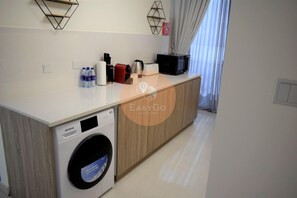 Studio, Pool Access | Private kitchen | Microwave, oven, coffee/tea maker, toaster - Comfy STU - Almultaqa Mirdif (Dubai)