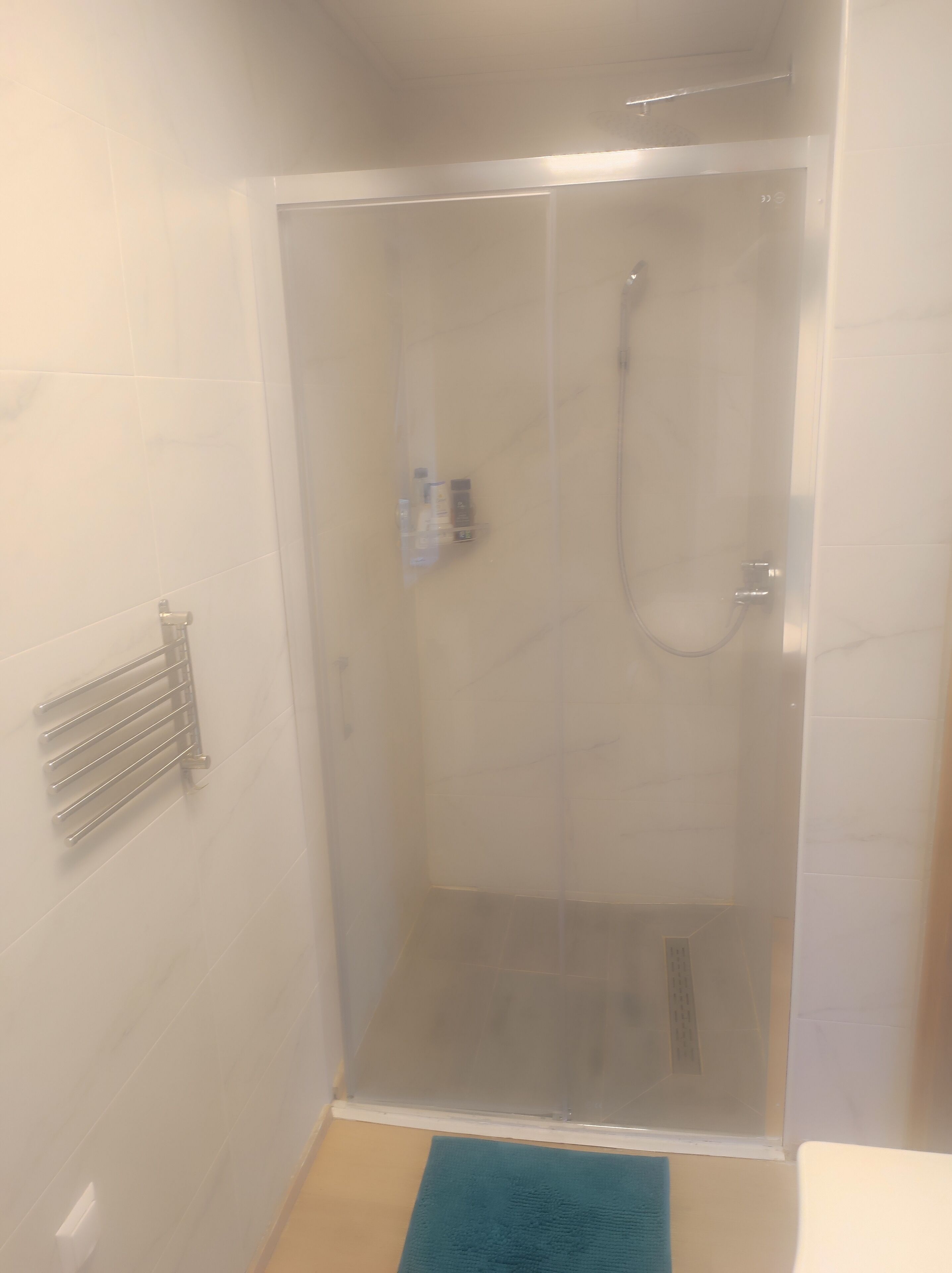 Haartrockner, Handtücher, Seife, Toilettenpapier