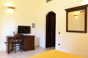 Double Room | In-room safe, cribs/infant beds, bed sheets