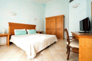 Caja de seguridad en la habitación, cunas y ropa de cama 