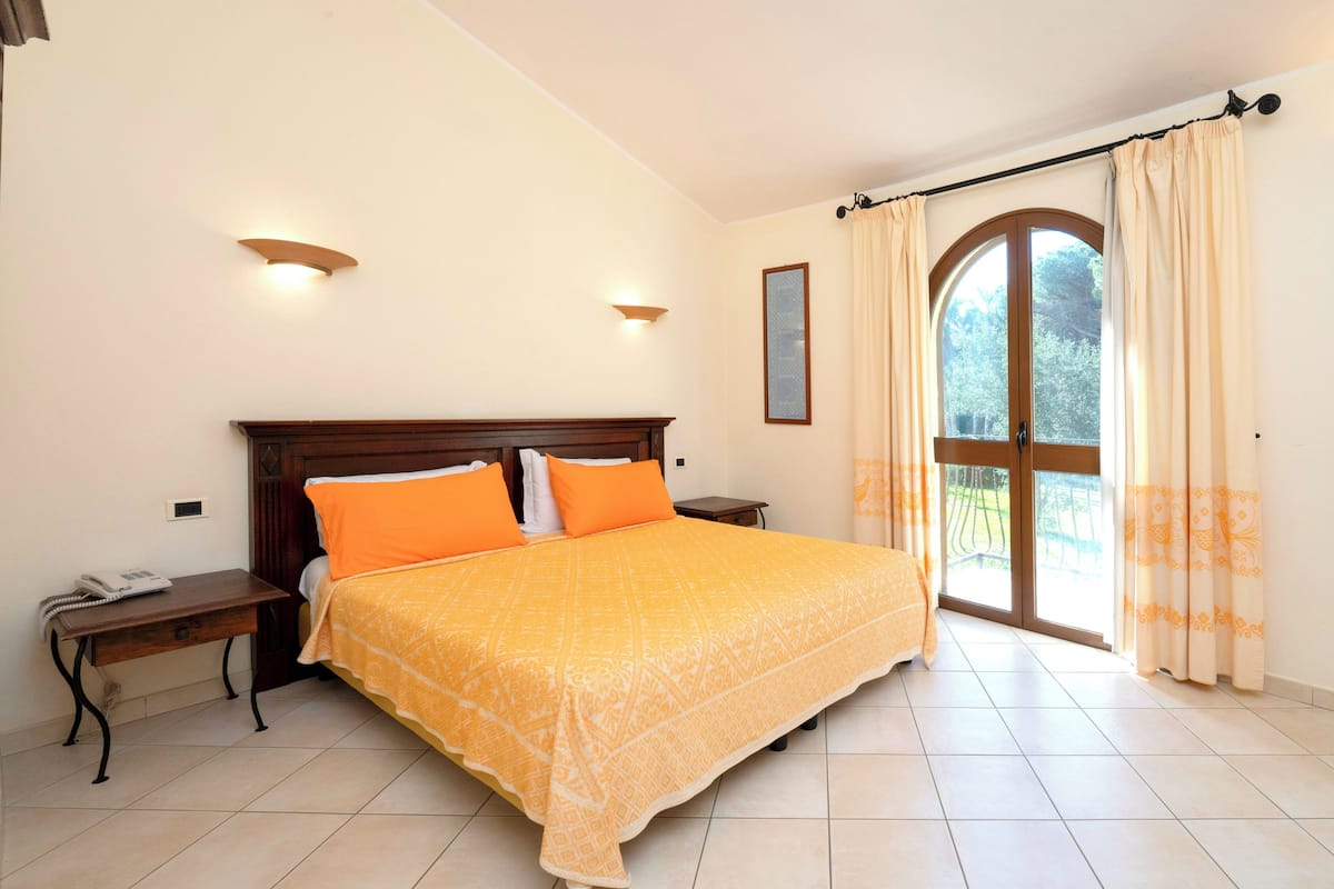 Double Room | In-room safe, cribs/infant beds, bed sheets