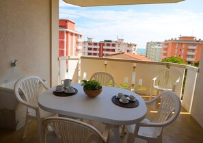Outdoor dining - City heart apartment (Bibione)
