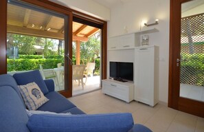 TV, fireplace - Garden grove villa - Beahost (Bibione)