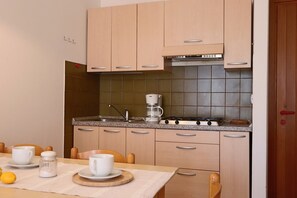 Kühlschrank, Mikrowelle, Herdplatte, Kochgeschirr/Geschirr/Besteck