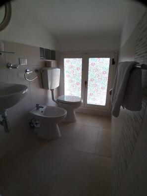 Shower, hair dryer, towels, soap - Hotel Ideal  (Rimini)