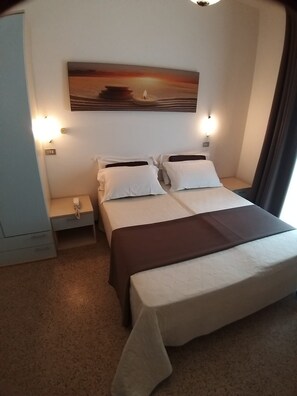 Caja de seguridad en la habitación, escritorio y cortinas blackout 