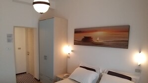 A bedroom with a bed, a painting, and a ceiling light. - Hotel Ideal  (Rimini)
