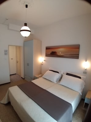 Caja de seguridad en la habitación, escritorio y cortinas blackout