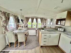 Cabin | Private kitchen | Fridge, microwave, oven, stovetop - 3bed-8berth- Hot Tub-mablethorpe-pet Friendly-wifi (Mablethorpe)