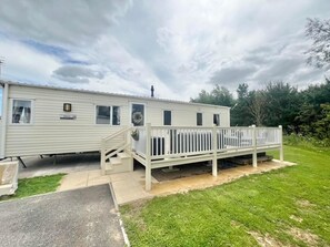 A single-story mobile home with a front deck and a small porch. - 3bed-8berth- Hot Tub-mablethorpe-pet Friendly-wifi (Mablethorpe)