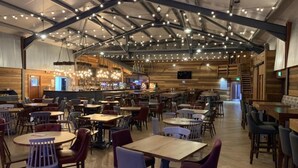 A spacious restaurant with high ceilings and exposed beams, featuring numerous tables and chairs arranged for dining. - 3bed-8berth- Hot Tub-mablethorpe-pet Friendly-wifi (Mablethorpe)