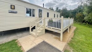 A mobile home with a small porch and a staircase leading to the entrance. - 3bed-8berth- Hot Tub-mablethorpe-pet Friendly-wifi (Mablethorpe)