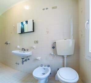Een douche, handdoeken