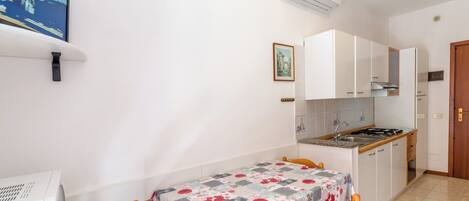 Køleskab, mikrobølgeovn, kogeplade, køkkentøj/tallerkener/redskaber