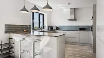 Micro-ondes, four, plaque de cuisson, lave-vaisselle