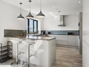 Mikrobølgeovn, ovn, kokeplater og oppvaskmaskin