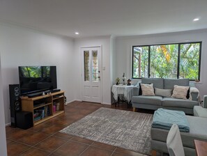 Smart TV, computer monitors, printers - Relax and unwind in natural setting near Terrigal lagoon & beach (Terrigal)