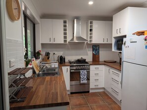 Kjøleskap, mikrobølgeovn, ovn og kokeplater