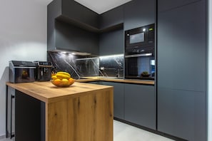 Réfrigérateur, micro-ondes, four, plaque de cuisson